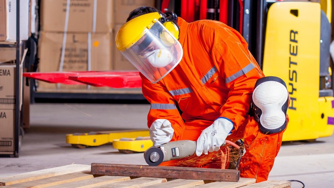 Valutazione del rischio rumore, cosa dice la Legge 81/2008 e come proteggere i dipendenti durante il lavoro